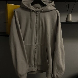 Zip-up hoodie - Hoodie som är fin och ser ut som ny. Jag är runt 185 och den passar mig fint. Meddela vid frågor!