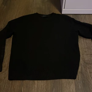 Canada goose blacklabel - Söker min stickade tröja från canada goose blacklabel(LTD) Storlek M Kan krympas i tvätten till S Även dras ut när den är blöt till L Använd 1gång, väldigt bra skick. Nypriset var 3999kr