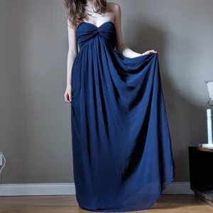 marinblå balklänning utan ärmar - klänning utan ärmar som är perfekt till tex en bal🌺bara använd en gång 🩷pris kan alltid diskuteras 😋