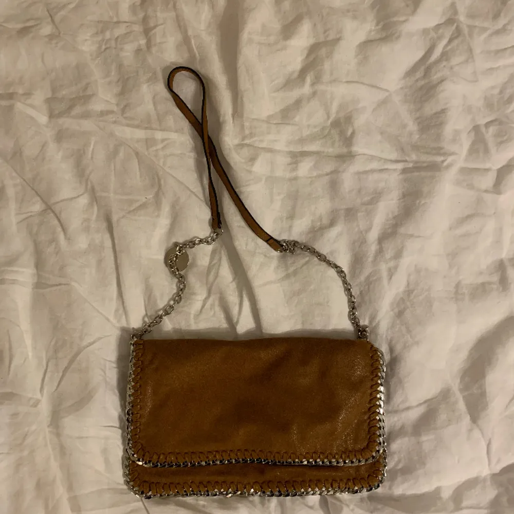 Jättefin brun väska som inte används längre, den har ett litet hål på insidan därav priset ☺️ Använd gärna köp nu! ❤️. Väskor.