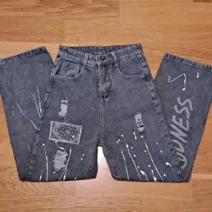 Jeans med coola tryck! De är väldigt höga i midjan, knappt använda och inte sönder någonstans :) säljer för att det inte är min stil längre pris kan diskuteras💗
