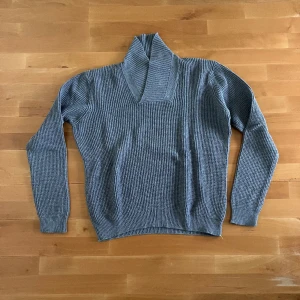 Grå tröja med krage - Grå tröja med nice krage från Size & Needle i stl XL