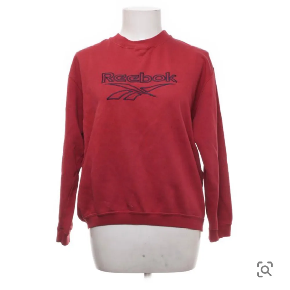 Vintage sweatshirt från Reebok!❣️ står storlek XL men skulle säga att den är kring xs - s. Bara att fråga för funderingar!!💓💓kan sänka priset vid snabb affär:)). Hoodies.