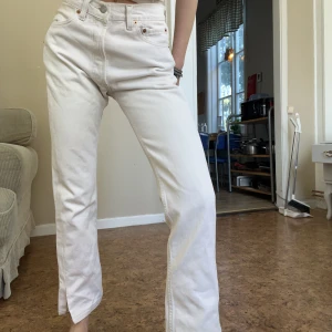 Levi’s vita jeans  - Fina vita Levis Jeans med en slits i benet! 