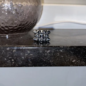 Edblads ring med nitar - Säljer min silvriga Edblads ring med nitar för att den har börjat bli för liten, den är i bra skick men den köptes sommaren 2023. Den har några skrap märken på baksidan av ringen men inget som syns på framsidan🫶