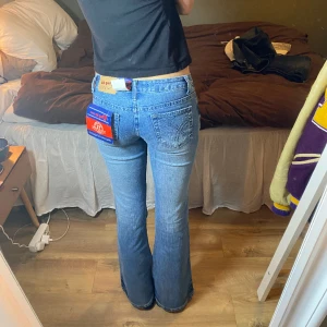 Jätte snygga NYA low Rise Jeans😻 - Säljer nu dessa sjukt snygga bootcut och low Rise jeans från Yingzu💗 som tyvärr är försmå på mig:( Skicket är jätte fint eftersom dom är oanvända med lapp kvar! Innerbenslängden: 84 cm Midjemått: 68 cm + rätt strechiga Jag är 178, perfekt i längden!💗