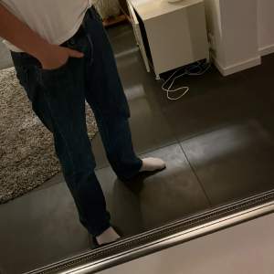 Ett par marinblå Levis jeans 501. Använda några gånger, skick 9/10. Nypris 1100kr