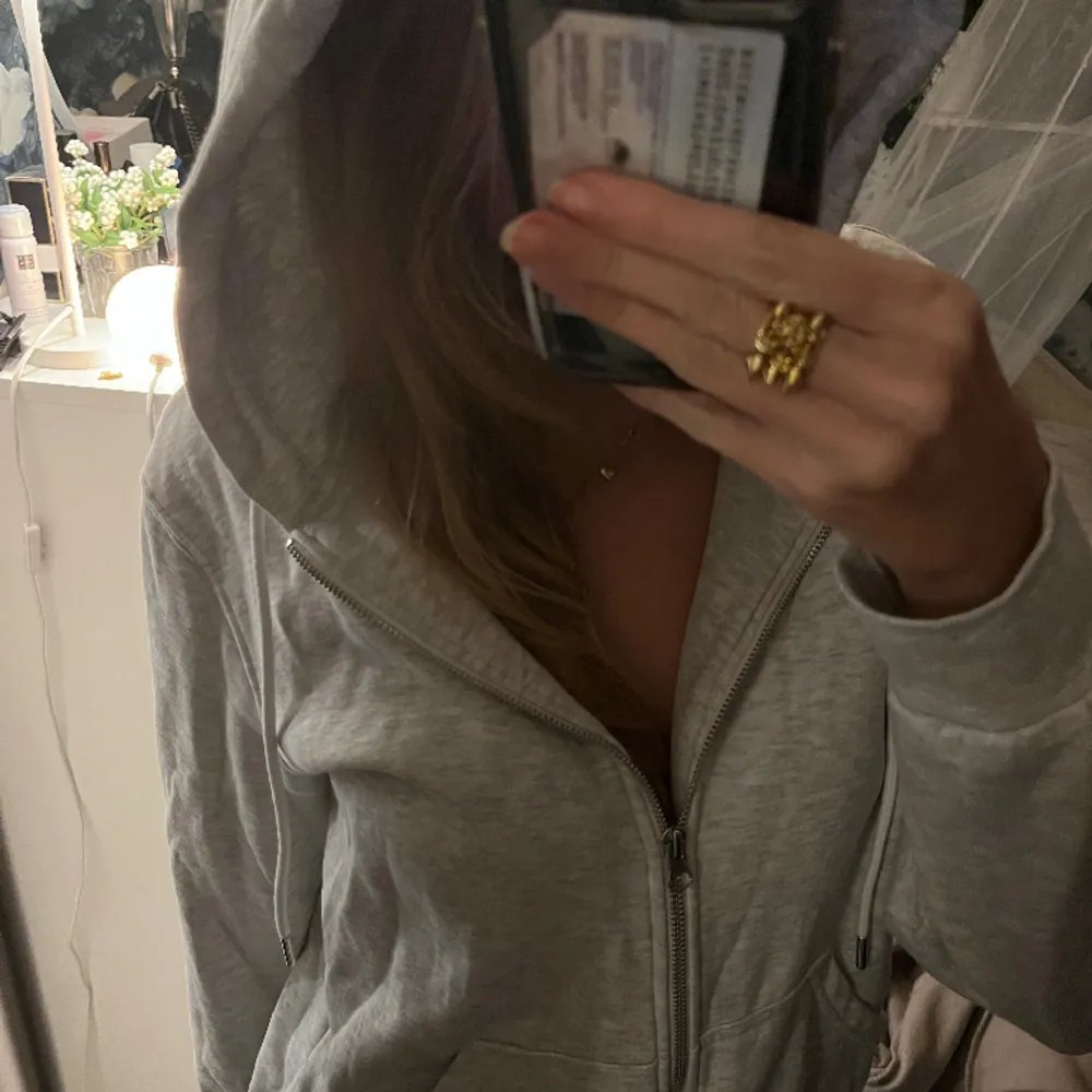 Säljer denna grå hoodie använd en gång❤️. Tröjor & Koftor.