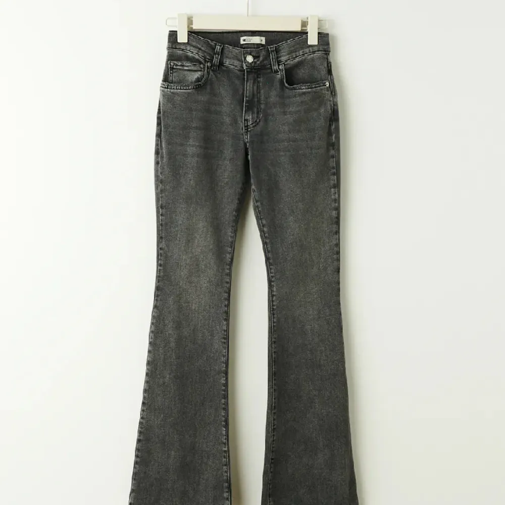 Gråa lowwaist jeans från Gina Tricot i storlek 36. Knappt använda❤️‍🔥. Jeans & Byxor.