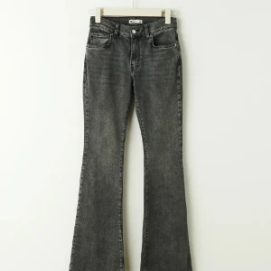 Gråa lowwaist jeans - Gråa lowwaist jeans från Gina Tricot i storlek 36. Knappt använda❤️‍🔥