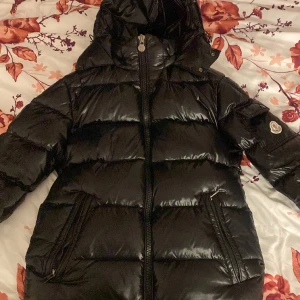 Moncler Maya - Tight modell, matt, passar dig som har S (1)och säljer denna för vill köpa en ny. Sällan använd, inga skador/fläckar och öppna sömmar. Säljer för halva pris då jag vill bli av med den snabbt. Priset går att pruta. Kan skicka prislapp o äkthetsbevis.