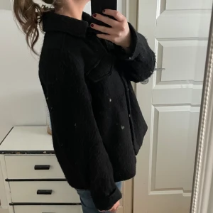 Kortare kappa - Svart kappa från weekday. Fint skick! Fler bilder går att ordna om så önskas! Pris går att diskutera