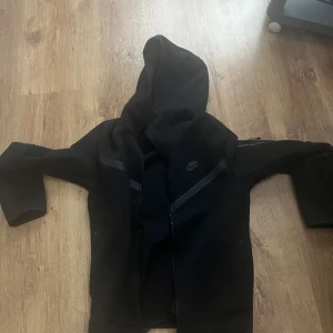 Nike tech hoodie svart - Storlek S Är du intresserad skriv