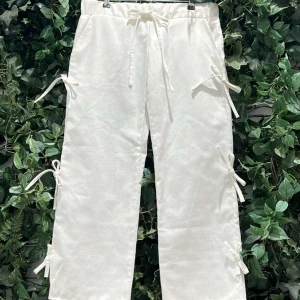 Bowtie  - Bowtie är ett par byxor tillägnade åt cancer fonden. Så av att köpa dessa byxor går 10% till Cancerfonden. Byxorna finns för både killar och tjejer🎀 