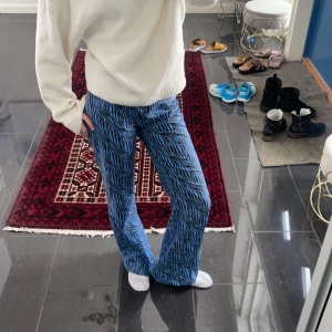 Nomi byxor  - Hej, säljer dessa Nomi byxor då jag inte använder dom så mycket! Har sytt om midjan så den passar mig som har ungefär 69 och sytt om längden så den passar nån som är ungefär 166 cm. Pris går att diskutera💕