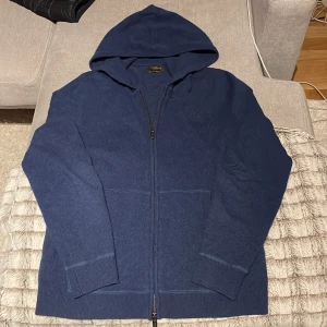 Cashmere Zip Hoodie - Nypris: 220€ , ca 2500kr Köpt i Milano på Gutteridge Storlek: Small  Condition: 9/10 
