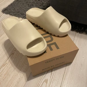 Yeezy slides - Säljer dessa feta yeezy slides!, köpt nya i större storlek därför dessa säljs. Skick 8/10! Nypris över 2000