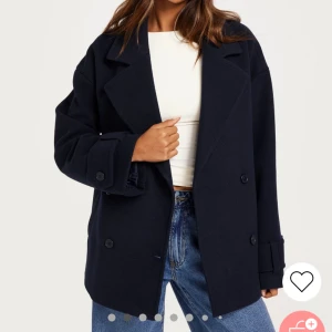 Marinblå kappa - Slutsåld (i storleken) marinblå kappa från Nelly, den är helt ny med prislapp kvar💕 pris går att diskutera(nypris 699kr)