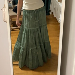 Zara kjol - Säljer 2st långkjolar från zara! Säljer både XS(andra annonsen )och S ! Båda är helt nya och lappar är kvar! Denna annons är för strl S! Använd köp nu! Först till kvarn 🎀