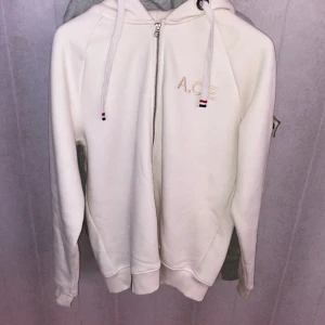 ACE hoodie  - Säljer min ACE hoodie som är helt ny skick, aldrig använd. Köpt för 1200kr men passade inte min stil så har aldrig kommit till användning. Pris kan diskuteras vid snabb affär 