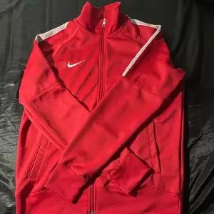 Nike träningströja/fotbollströja i röd, köpt för många år sedan men har aldrig kommit till användning.