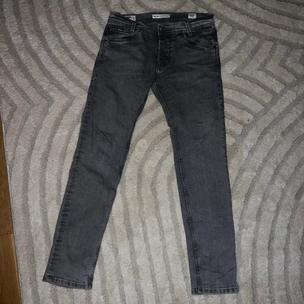 Ett par riktigt snygga gråa jeans från pepe jeans. Passformen är straight legs, byxorna är alltså raka hela vägen ner. Nästintill oanvända då det inte är riktigt min stil. Storlek 32/34. Nypris-1099kr Hör av er vid intresse eller fler bilder:). Jeans & Byxor.