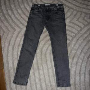Ett par riktigt snygga gråa jeans från pepe jeans. Passformen är straight legs, byxorna är alltså raka hela vägen ner. Nästintill oanvända då det inte är riktigt min stil. Storlek 32/34. Nypris-1099kr Hör av er vid intresse eller fler bilder:)