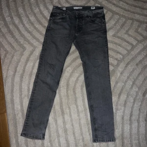 Pepe jeans - Ett par riktigt snygga gråa jeans från pepe jeans. Passformen är straight legs, byxorna är alltså raka hela vägen ner. Nästintill oanvända då det inte är riktigt min stil. Storlek 32/34. Nypris-1099kr Hör av er vid intresse eller fler bilder:)