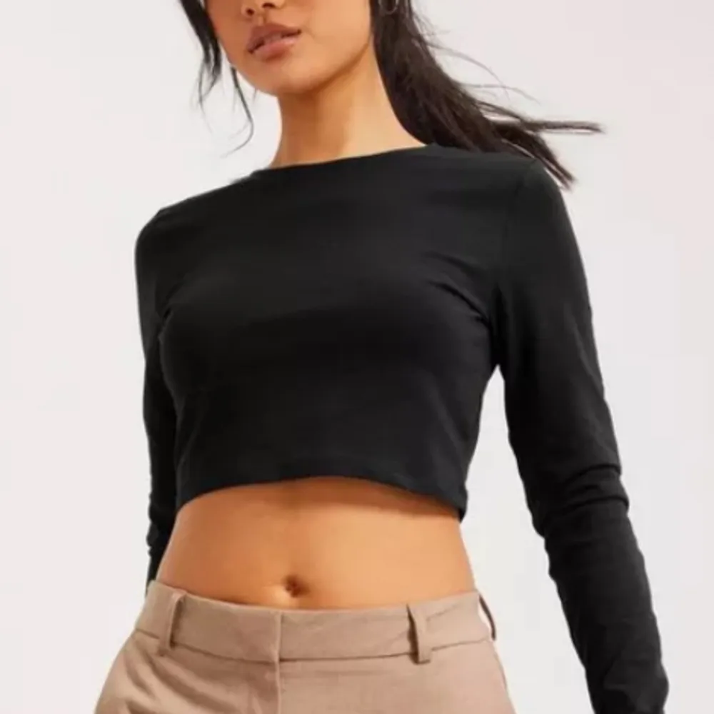 Snygg croptop🩶knappt använd så nyskick, skriv för fler bilder . Toppar.