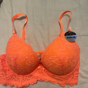 Orange bh  - Jättefin bh, helt ny med prislapp. 