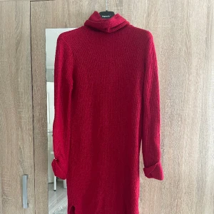 Stickad klänning📚 - Säljer denna underbara stickade känningen🧸🎀 supervarm och dessutom väldigt fin. Både till hemmamys och fest. I nyskick och säljs då den är för liten för mig. 🔋