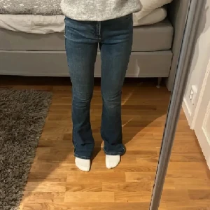 Bootcut jeans - Skitsnyggas mörkläblåa bootcut jeans från ginatricot! De är i storlek S men passar mig som vanligtvis har xs. Skriv för mer information eller fler bilder. Pris går att diskutera. TRYCK INTE PÅ ”KÖP NU” UTAN KONTAKTA MIG FÖRST!💗💗