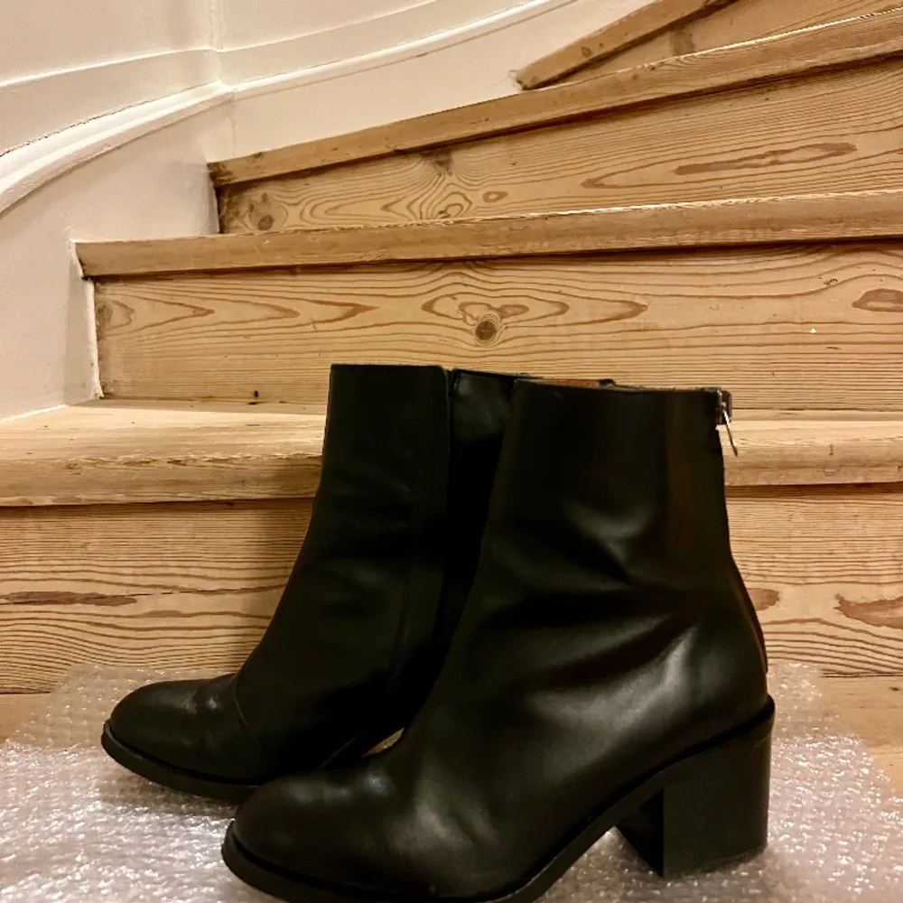 Fin klassisk boots från WERA med 6cm klackar och i svart färg. Skicka ett mejl om önskar flera bilder av skorna och några frågor. . Skor.