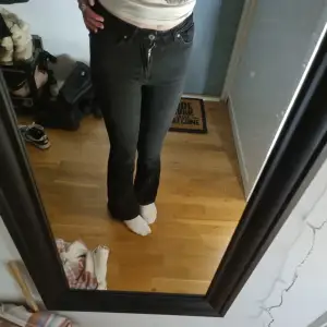 Ett par mid waist boot cut jeans från cubus som tyvärr sitte för tajt i midjan❤️