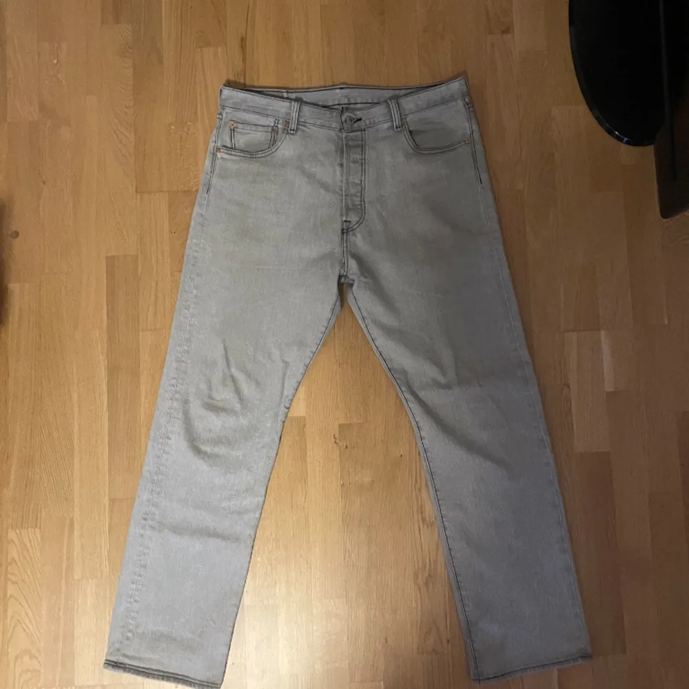 Levis 501 jeans ljusgrå  Storlek: W36L32 . Jeans & Byxor.
