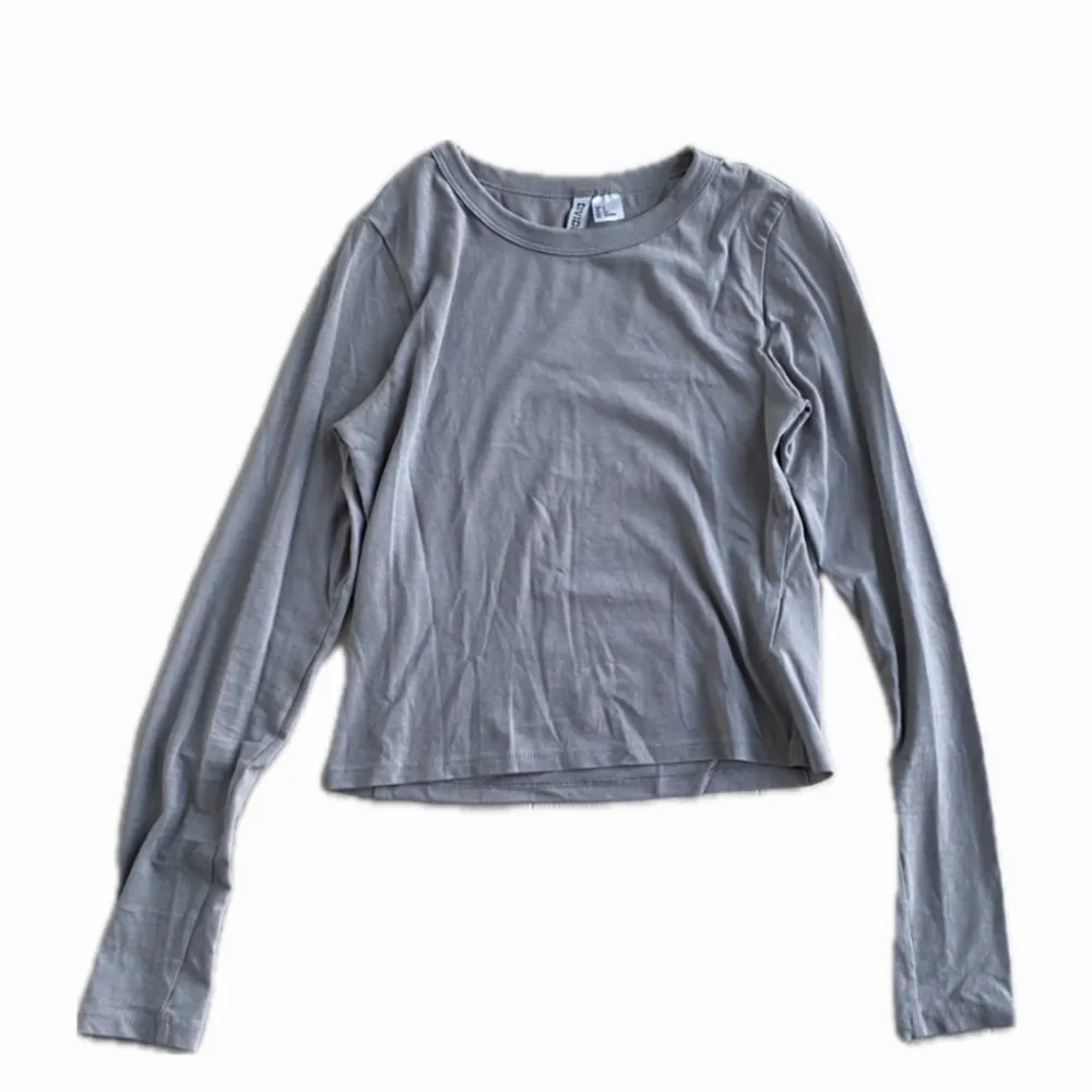 Grå basic tröja ifrån H&M i storlek S. Nyskick⭐️ Ser väldigt skrynklig ut på bilderna men stryker den innan jag skickar😉. T-shirts.