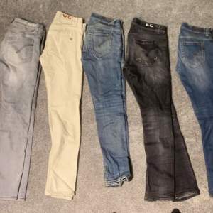 Dondup jeans Har inte använt på säkert 3 år  Alla är modell: George Storlekar från vänster: 1. W32 2. W30 3. W31 4. W31 5. W30  Mer bilder kan skickas vid intresse.     Högsta bud just nu: 3000kr