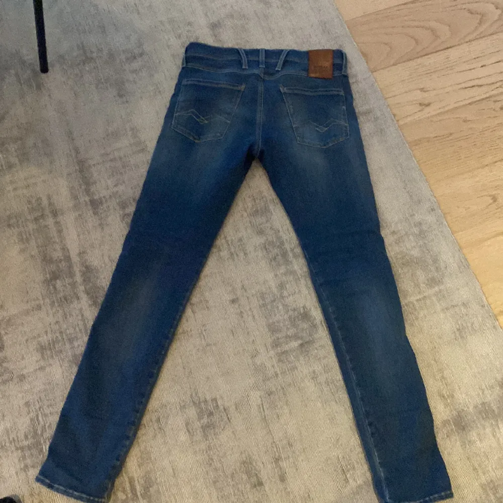 Säljer dessa riktigt snygga och eftertraktade replay anbass jeansen som är helt nya och endast testade! Nypris 1799kr, Mitt pris 849kr! . Jeans & Byxor.
