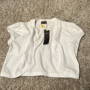  Bolero - Säljer denna eftersom den inte används. Den är helt ny och aldrig använd prislappen sitter kvar och nypriset är 100kr.