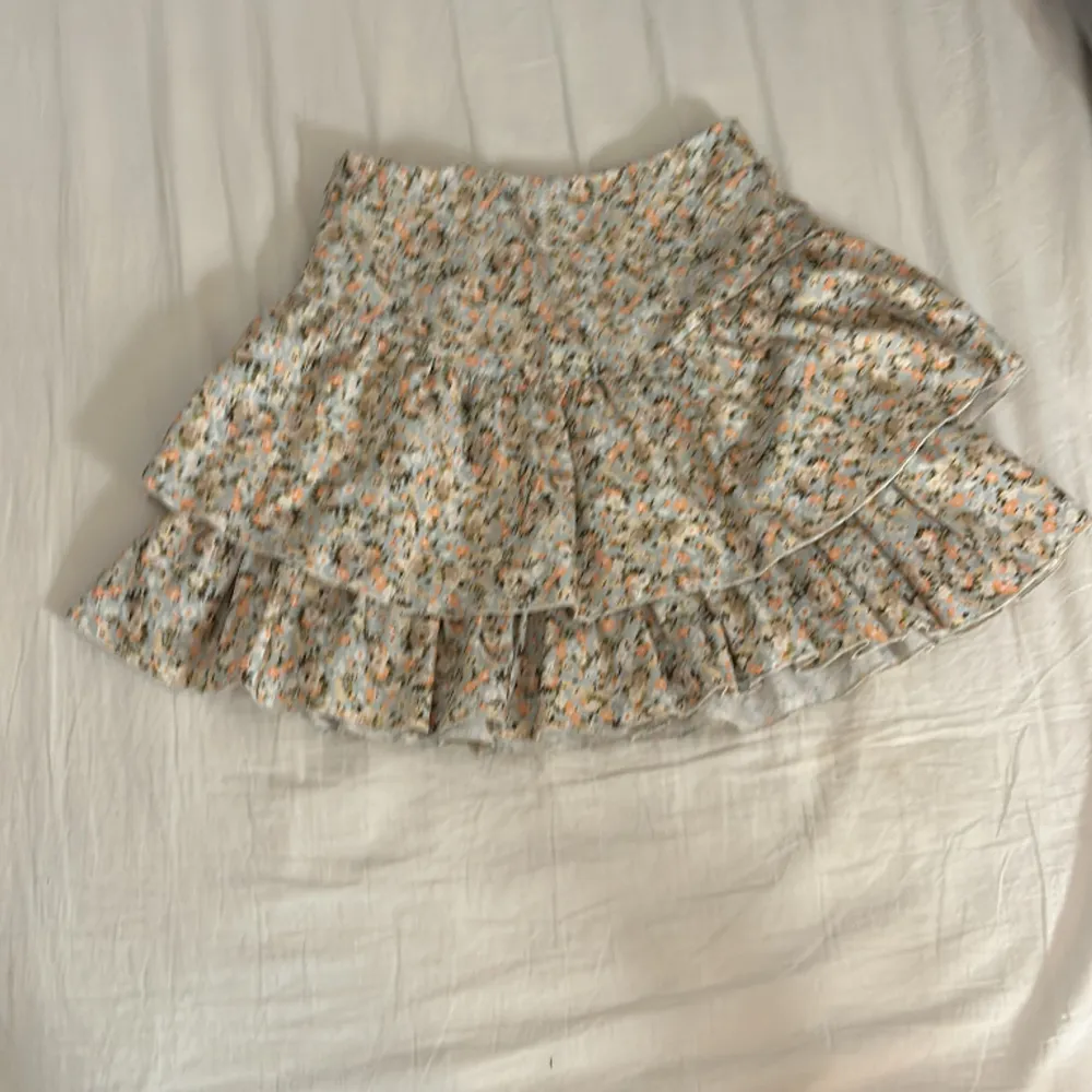Säljer denna jätte fina kjol från shein🌸säljer pga lite för liten i midjan och har tröttnat lite på den men den e super fin!🪷🌸strlk-xs✨. Kjolar.