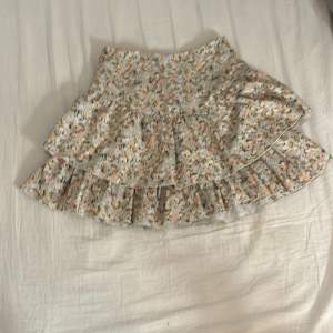 Säljer denna jätte fina kjol från shein🌸säljer pga lite för liten i midjan och har tröttnat lite på den men den e super fin!🪷🌸strlk-xs✨