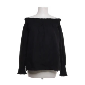 Off shoulder topp - Säljer denna jättesnygga off shoulder toppen från zara men som jag köpte på Sellpy. Den är i mycket bra skick. ❣️❣️