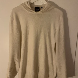 Oscar Jacobson Kashmir - Fräsch Kashmir hoodie från Oscar Jacobson i storlek M. Bra skick och riktigt skön!