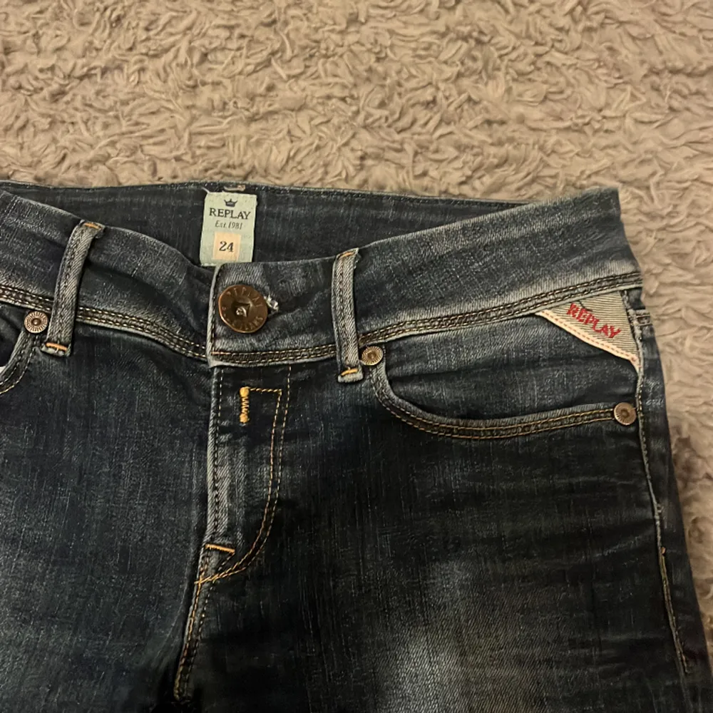 Säljer Replay jeans på grund av att de var försmå. Jätte fina på men korta för mig är 168. Är i stolek 24. Är mörkblåa och är low waist . Jeans & Byxor.