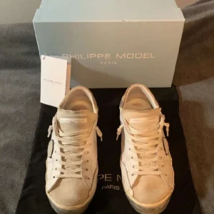 Philippe Model skor - Säljer dessa feta Philippe Model skor🥂 storlek 41 men sitter en storlek stor så passar 42 allt og medföljes.🔥 Skick 8/10, skriv vid funderingar.