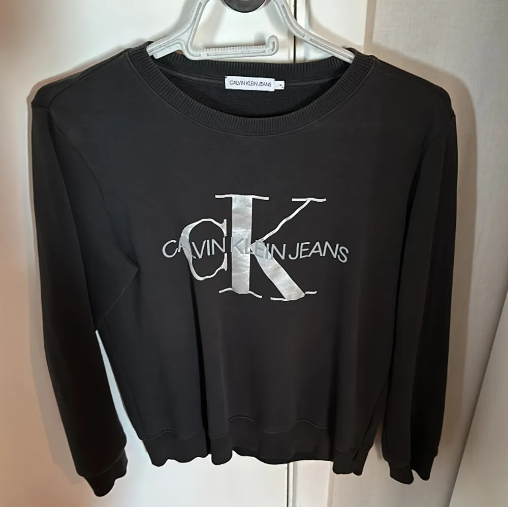 En svart Calvin Klein tröja i strl 164 barnstorlek. . Hoodies.