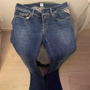 Snygga jeans som tyvärr är för små för mig, bra skick!