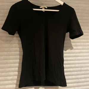 T-shirt - Jättefin bas t-shirt, säljer då den aldrig kommer till användning. Den är enkel att styla och är snygg till allt. Den är i jättefint skick då den inte är använd mycket alls.