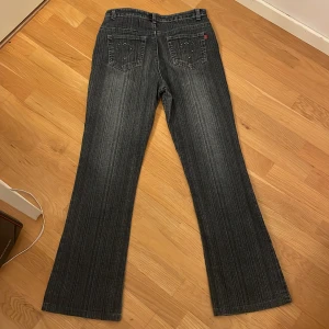 Vintage Jeans - ett par väldigt snygga jeans med broderade blåa blommor och hjärtan på bakfickorna. Perfekt skick förutom att några stenar har ramlat av på bakfickorna. Pris går att diskutera 