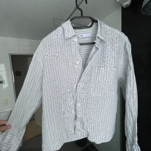 Skjorta från Zara  - Något croppad skjorta från Zara som bara använts en gång! 